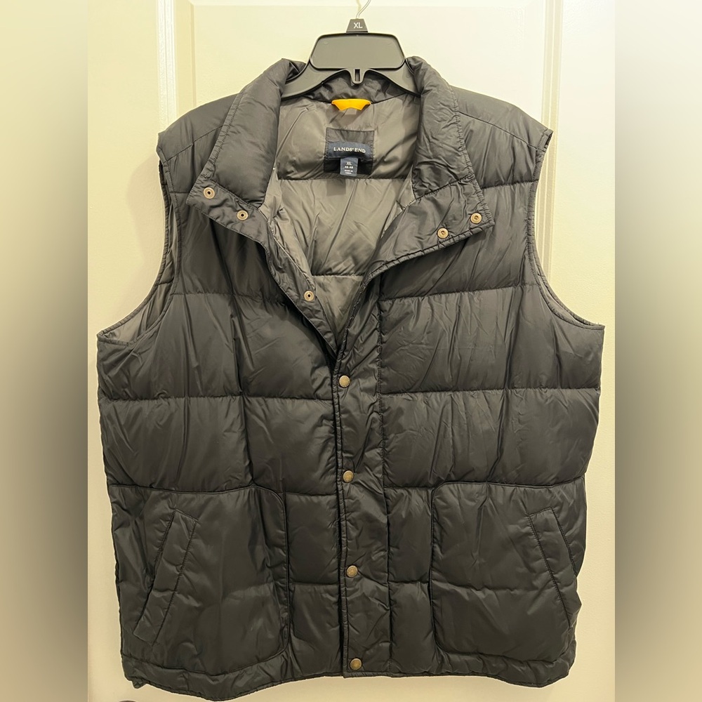 Lands End men’s puffer vest
XL
Black & gray
